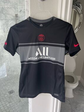 EUC Women’s Medium Black Paris Saint Germain Neymar Jr. Soccer Jersey